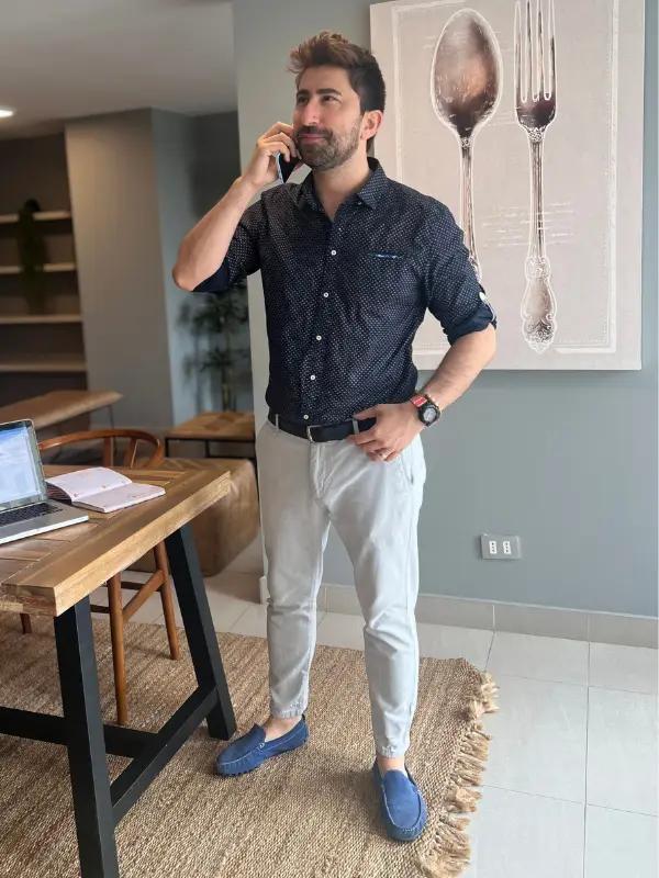 marketer jorge lovretic contactando a un cliente para una consultoria en marketing y publicidad para potenciar su marca personal