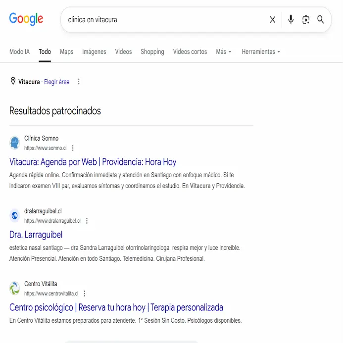 Anuncios de Google Ads para Salud apareciendo cuando un paciente busca una clínica en Vitacura con intención de contactar o agendar.